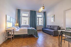 Chic 2BR Retreat Near Belvedere Palace