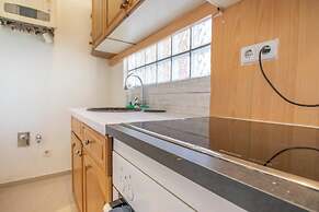 Chic 2BR Retreat Near Belvedere Palace