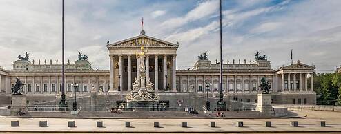 Chic 2BR Retreat Near Belvedere Palace