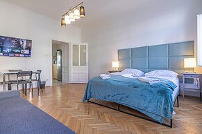 Chic 2BR Retreat Near Belvedere Palace