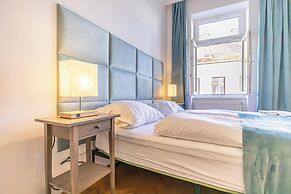 Chic 2BR Retreat Near Belvedere Palace