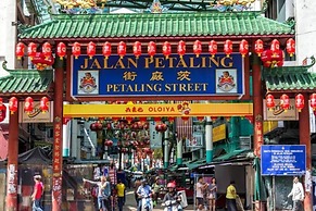 Swing & Pillows at Chinatown
