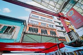 Swing & Pillows at Chinatown