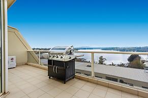 2-bed Unit With Balcony, BBQ & Stunning Lake Views