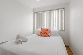 2-bed Unit With Balcony, BBQ & Stunning Lake Views