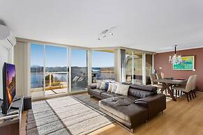 2-bed Unit With Balcony, BBQ & Stunning Lake Views
