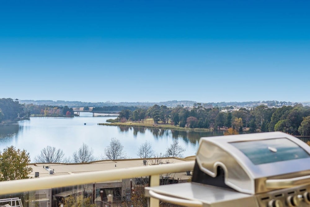 2-bed Unit With Balcony, BBQ & Stunning Lake Views