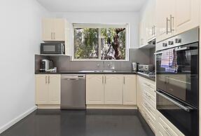 Charming Inner-city Stay- Space, Style & Location