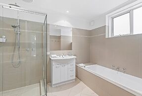 Charming Inner-city Stay- Space, Style & Location