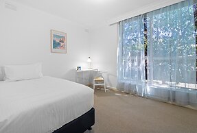 Charming Inner-city Stay- Space, Style & Location