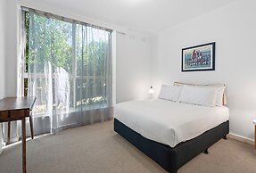 Charming Inner-city Stay- Space, Style & Location