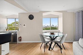 Stylish 2-bed Camperdown Apartment With Balcony