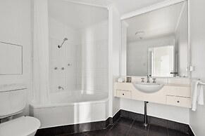 Stylish 2-bed Camperdown Apartment With Balcony