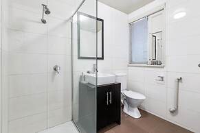 Charming 2-bed Apartment With Fireplace & Parking