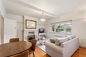 Charming 2-bed Apartment With Fireplace & Parking