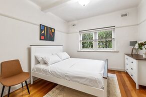 Charming 2-bed Apartment With Fireplace & Parking