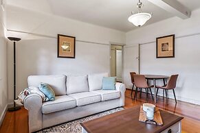 Charming 2-bed Apartment With Fireplace & Parking