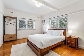 Charming 2-bed Apartment With Fireplace & Parking