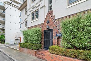 Charming 2-bed Apartment With Fireplace & Parking