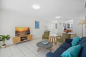 Beachside 2-bed With Pools, Gym, BBQ and Parking
