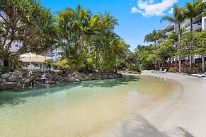 Beachside 2-bed With Pools, Gym, BBQ and Parking