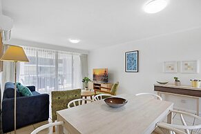Beachside 2-bed With Pools, Gym, BBQ and Parking