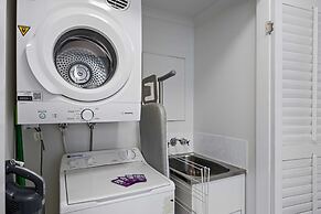 Beachside 2-bed With Pools, Gym, BBQ and Parking