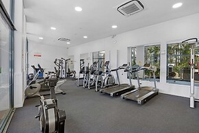 Beachside 2-bed With Pools, Gym, BBQ and Parking