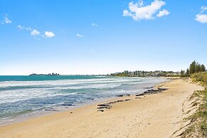 Beachside 2-bed With Pools, Gym, BBQ and Parking