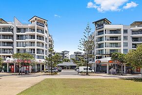 Beachside 2-bed With Pools, Gym, BBQ and Parking