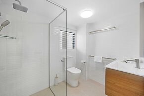Beachside 2-bed With Pools, Gym, BBQ and Parking
