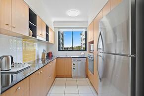 Beachside 2-bed With Pools, Gym, BBQ and Parking