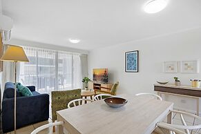 Beachside 2-bed With Pools, Gym, BBQ and Parking