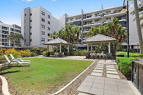 Beachside 2-bed With Pools, Gym, BBQ and Parking