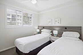 Beachside 2-bed With Pools, Gym, BBQ and Parking
