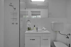 Bright 1-bed Unit With Balcony in Central Adelaide