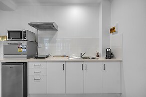 Bright 1-bed Unit With Balcony in Central Adelaide