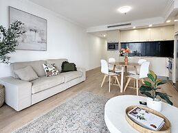 Brisbane CBD Stay With Pool & Gym Access