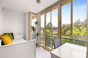 Green Views & Great Location: Inner-city 1-bed