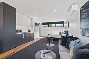 Stylish Studio With Great Amenities Near Beachside