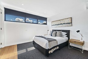 Stylish Studio With Great Amenities Near Beachside