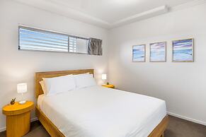 Birtinya 1-bed With Canal Views and Pool