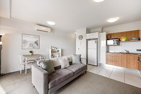 Birtinya 1-bed With Canal Views and Pool