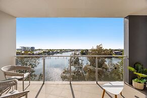 Birtinya 1-bed With Canal Views and Pool