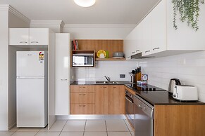 Birtinya 1-bed With Canal Views and Pool