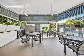 Birtinya 1-bed With Canal Views and Pool