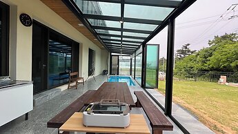 Sea & You pool villa pension