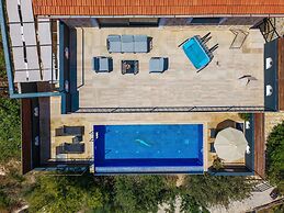 Villa Elvin in Slamlar K y