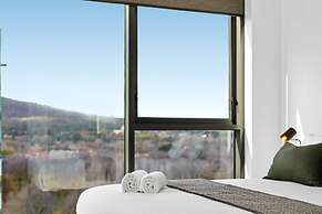 Central 2-bed With Gym, BBQ & Stunning Views