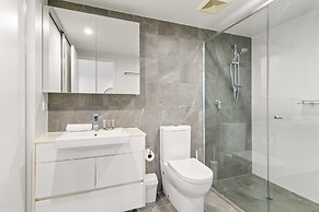West End Flat With Pool and BBQ Access
